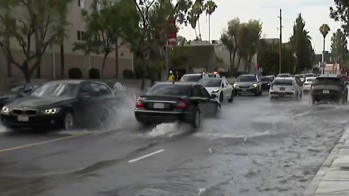 Water main break impacting street in Studio City – NBC Los Angeles