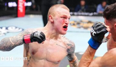 Mason Jones prepares to throw a punch against Axel Sola in London