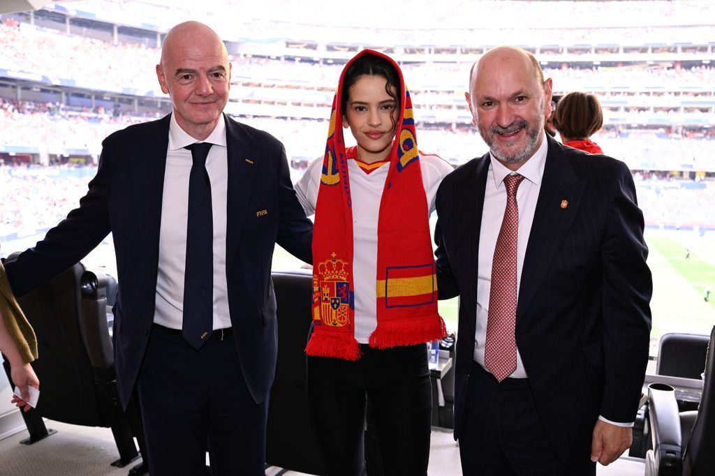 Rosalía posed alongside Gianni Infantino, FIFA president, and Rafael Louzán, president of the Royal Spanish Football Federation.