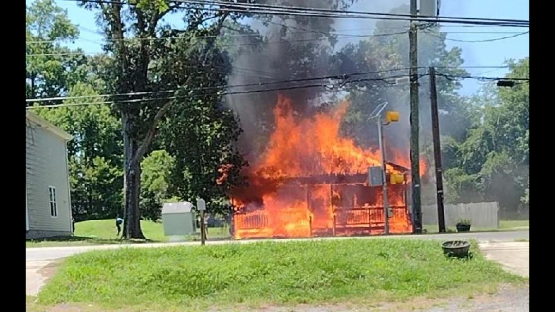 Fire displaces 4 in Oakland area of Suffolk