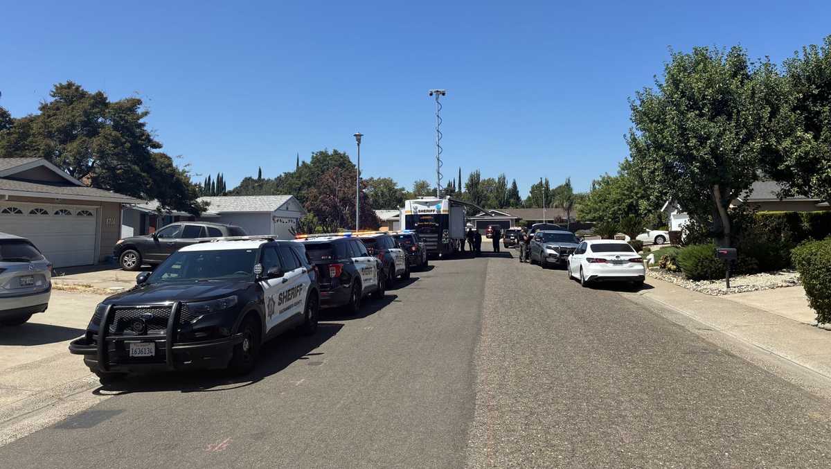 Robbery suspect shot by deputies in La Riviera neighborhood, Sacramento sheriff says