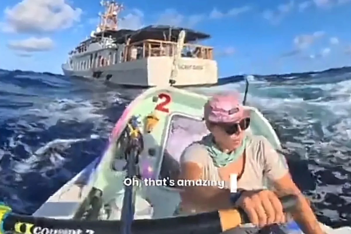 Youngest woman to row from California to Hawaii gets shock visit in the middle of the ocean