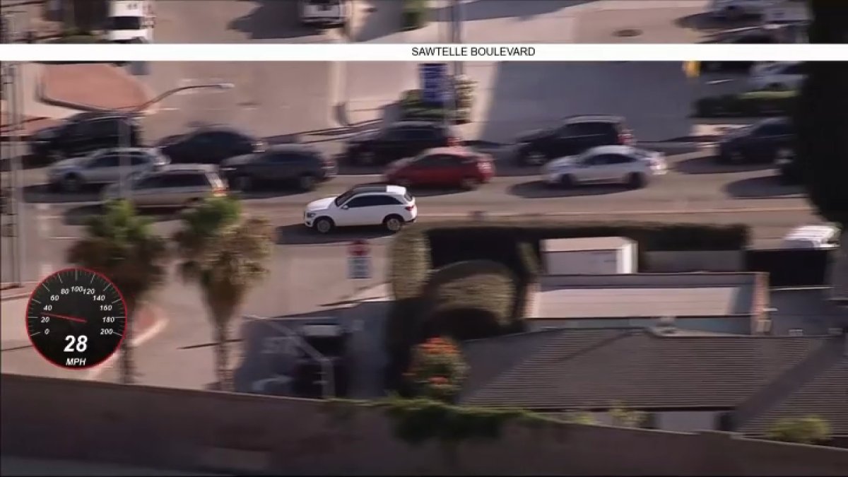 Driver of stolen vehicle frantically weaves through LA traffic in chase – NBC Los Angeles