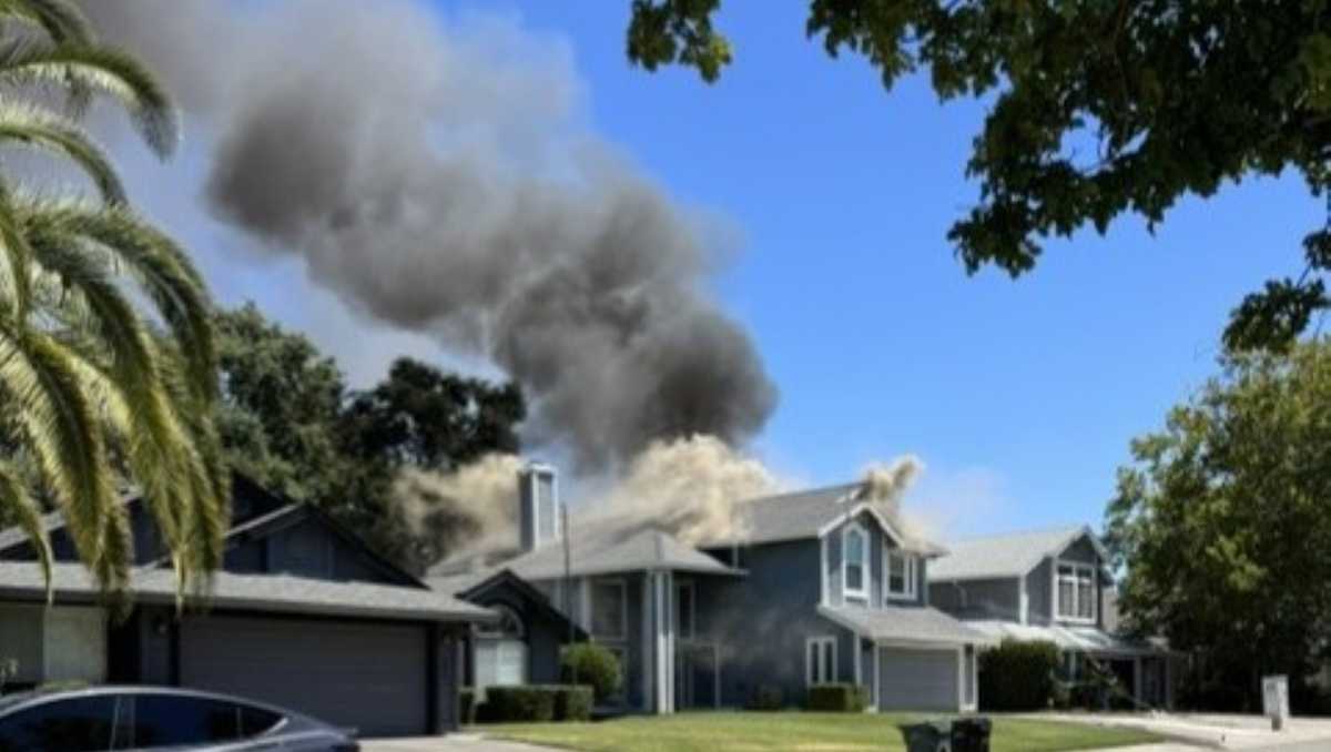 Antelope fire burns 2 homes, neighbor helps teen escape