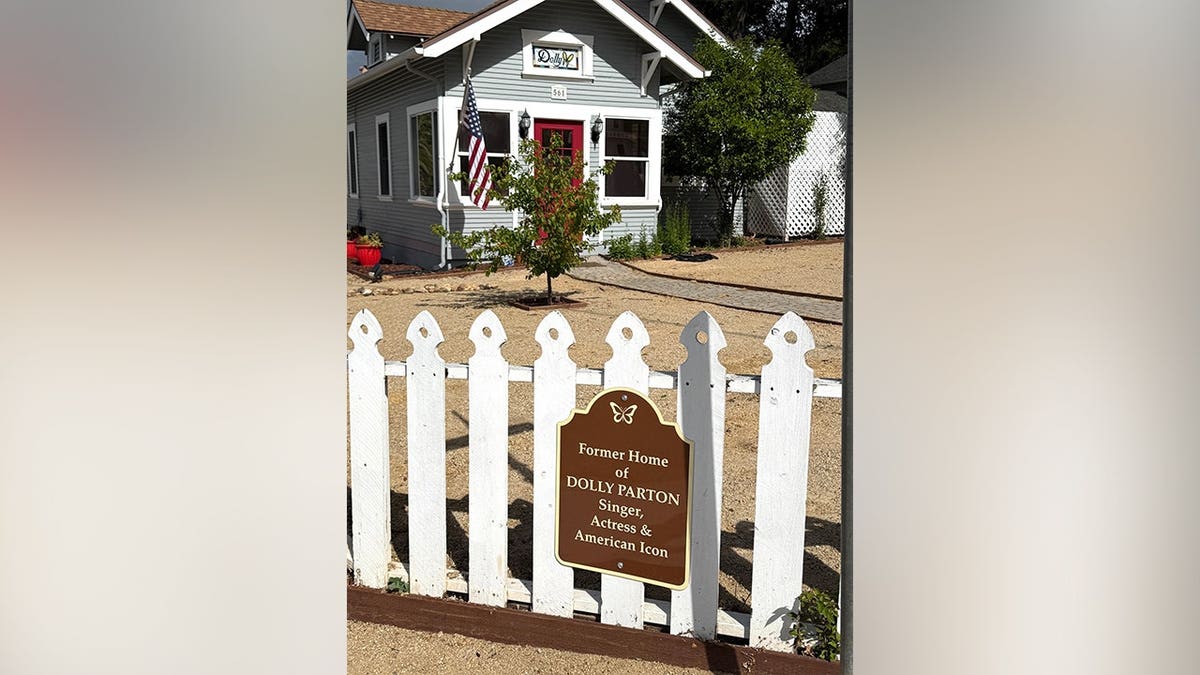 A photo of the fence surrounding Dolly Parton's former home.