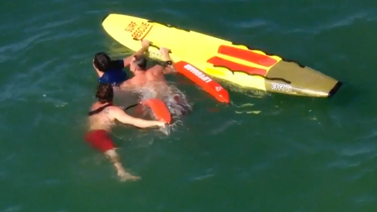 Felony suspect struggles with lifeguards during Pacific Ocean arrest