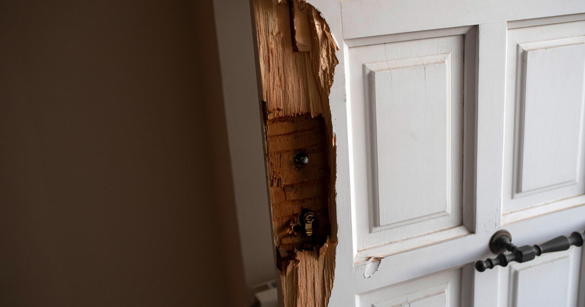 Deputies warn Santa Clarita residents about "door kick challenge"