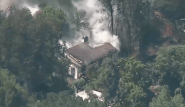 Fire damages house, spreads to brush in Hollywood Hills – NBC Los Angeles