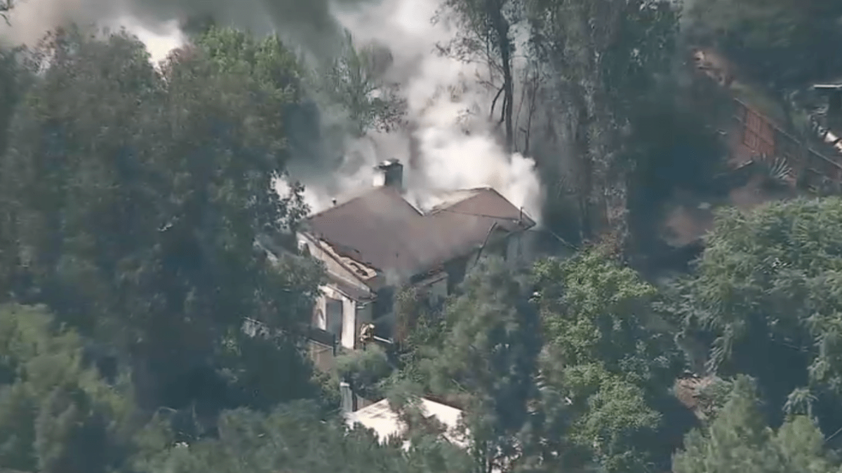 Fire damages house, spreads to brush in Hollywood Hills – NBC Los Angeles