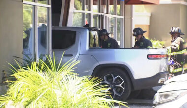 1 person injured after pickup truck crashes into San Jose business, police say