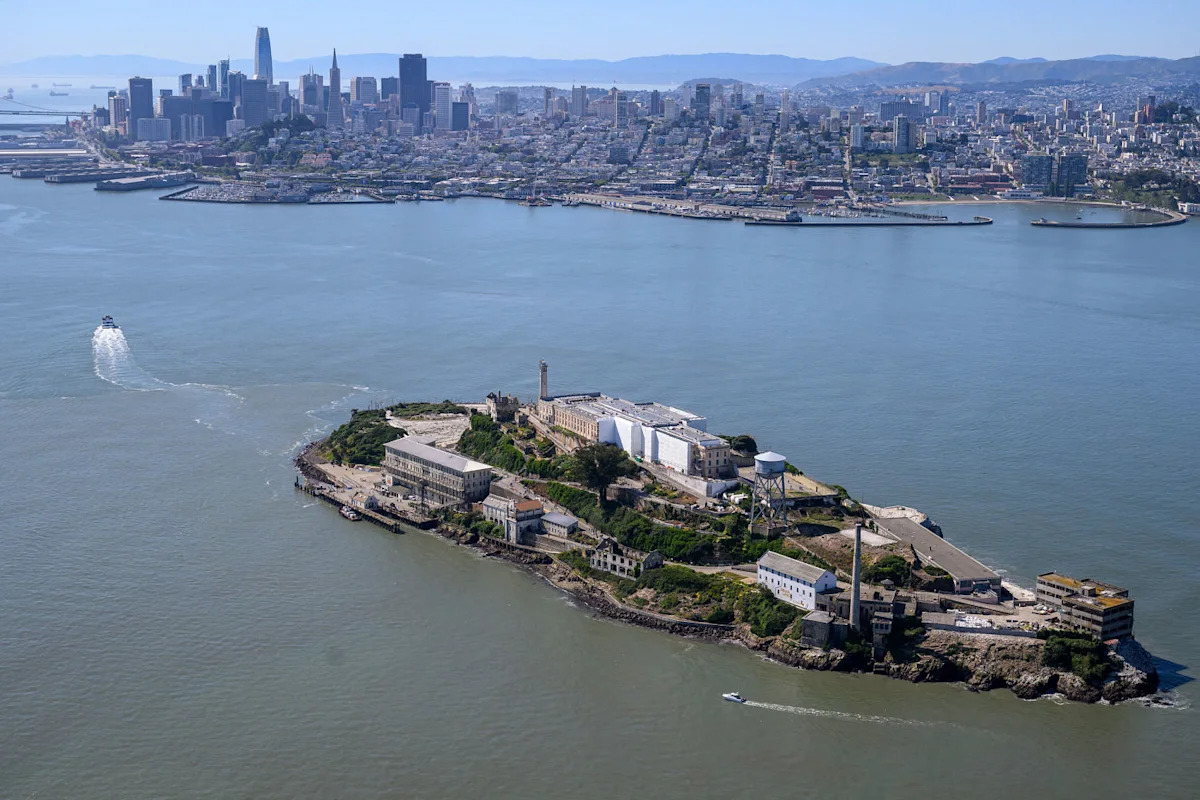 1 dead, 3 missing after boat capsizes near Alcatraz in San Francisco Bay