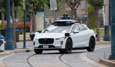 Waymo pauses San Francisco service as massive PG&E outage hits traffic lights