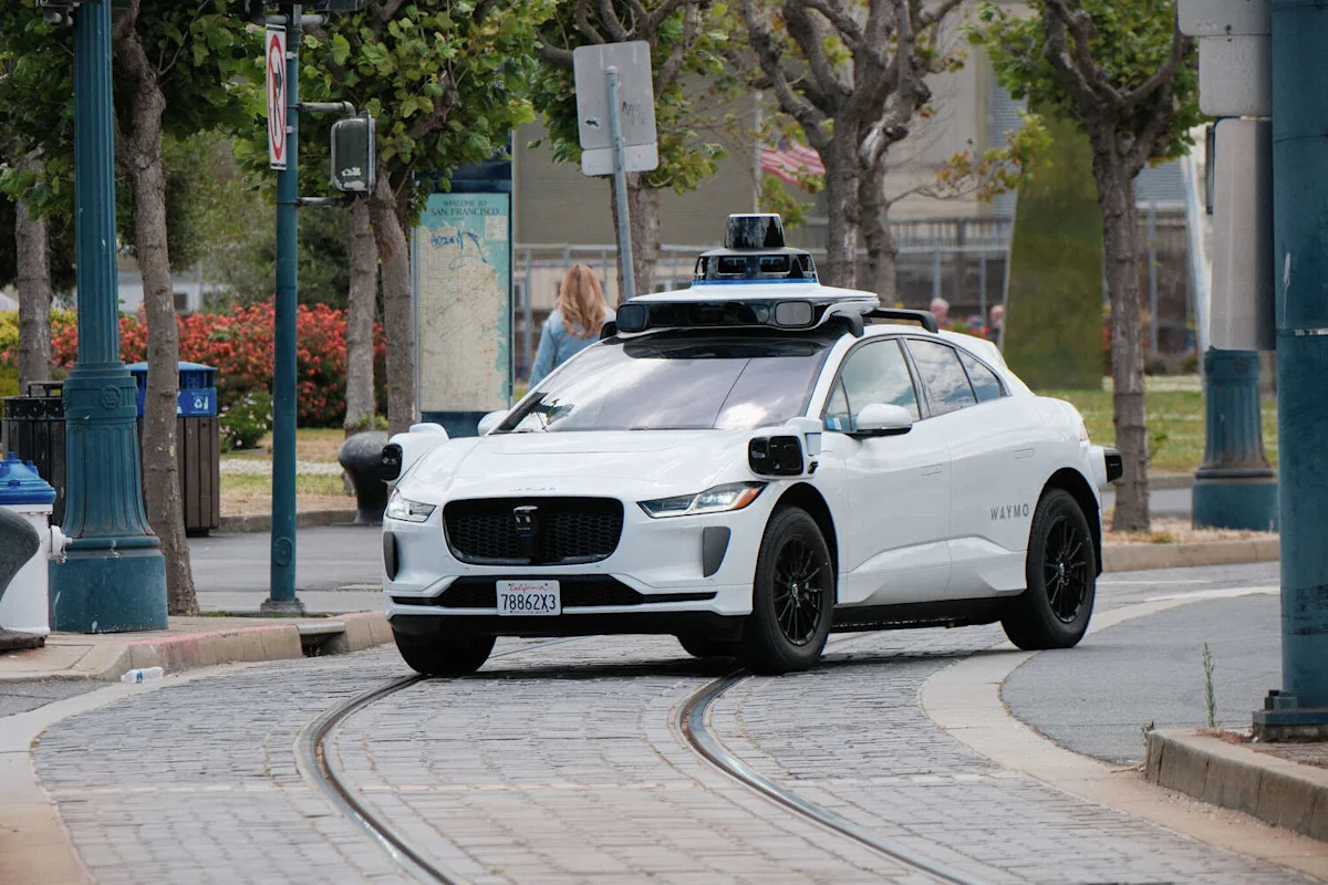 Waymo pauses San Francisco service as massive PG&E outage hits traffic lights
