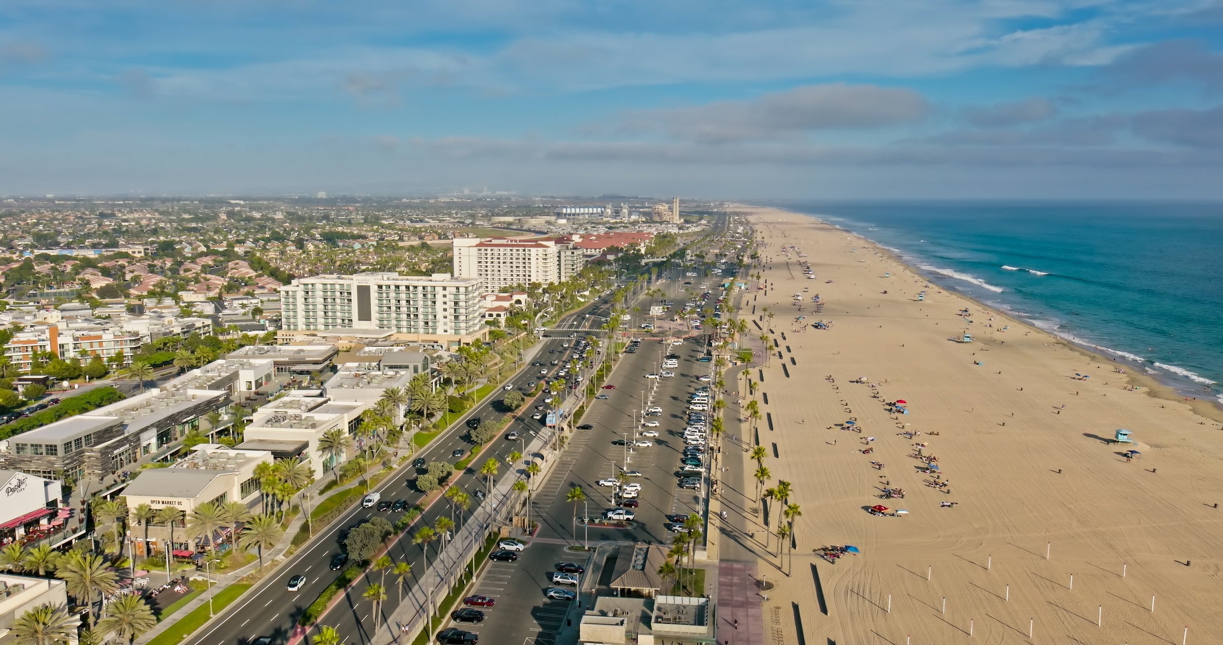 At the time of the landing, the beach was crowded thanks to the 2026 U.S. Open of Surfing