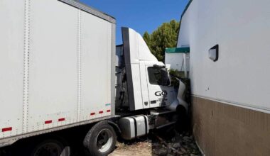 Semi-truck crashes into Sacramento elementary school
