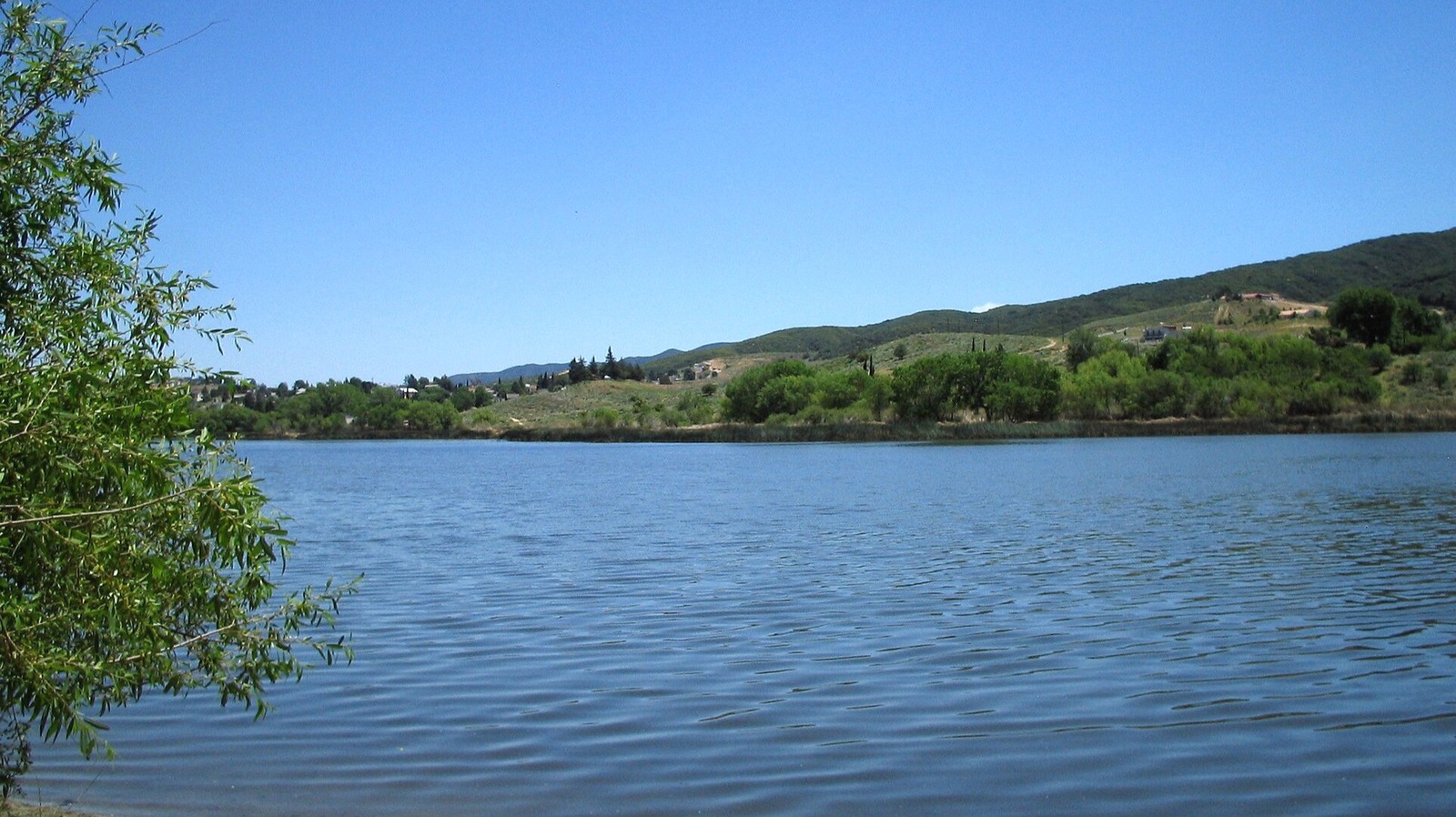Between Bakersfield And LA Is A West Coast Gem To Retire To With Lake Views, Hiking, And Camping