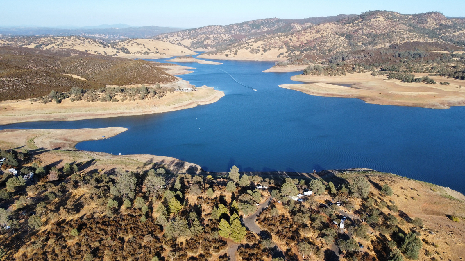 Between Sacramento And Yosemite National Park Is A Scenic Lake Escape With Camping, Swimming, And Fishing