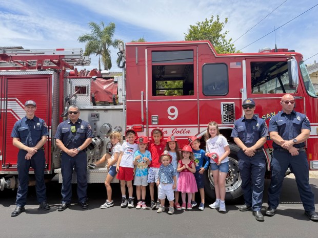Young residents of Nottingham Place in La Jolla Shores Heights gathered with local firefighters on July 4 during a neighborhood celebration. (Catherine Ivey Lee)