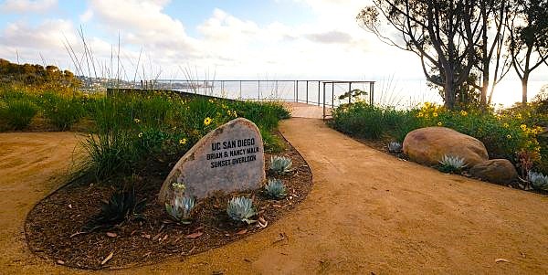 The UC San Diego Brian & Nancy Malk Sunset Overlook off La Jolla Shores Drive is now open with a viewing deck, benches and more. (Erik Jepsen / UC San Diego)