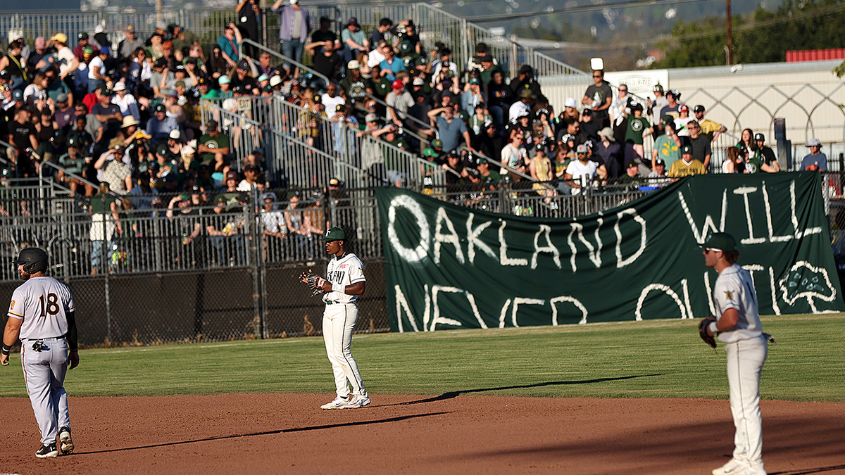 Oakland Ballers fans stand together.