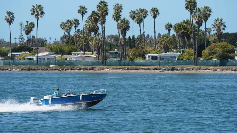 Mission Bay Park offers boaters boat docks, launching facilities, sailboat and motor rentals.
