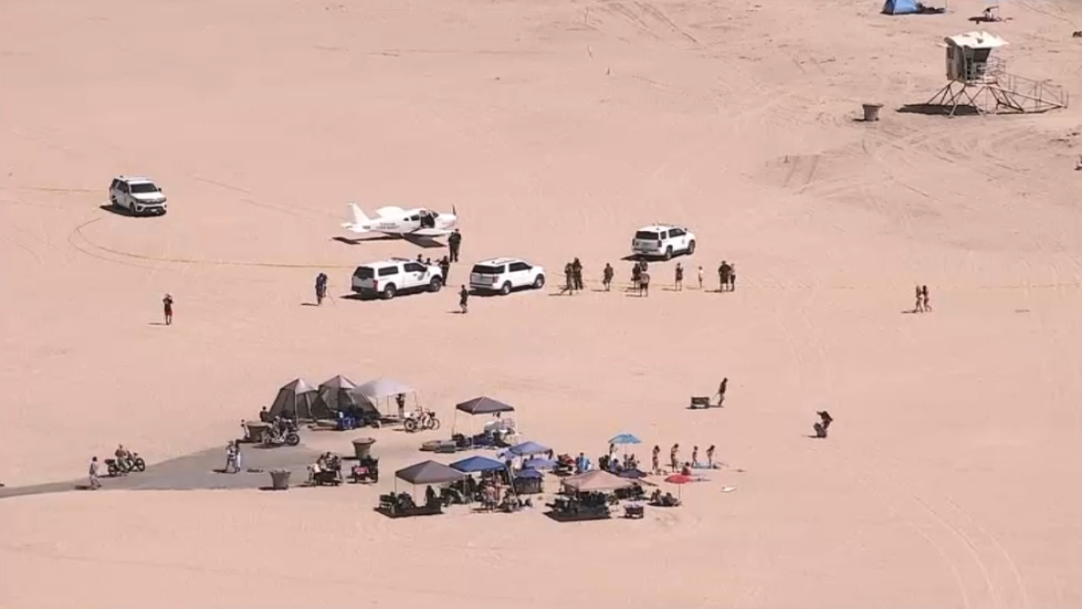 Small plane lands on beach in Huntington Beach – NBC Los Angeles