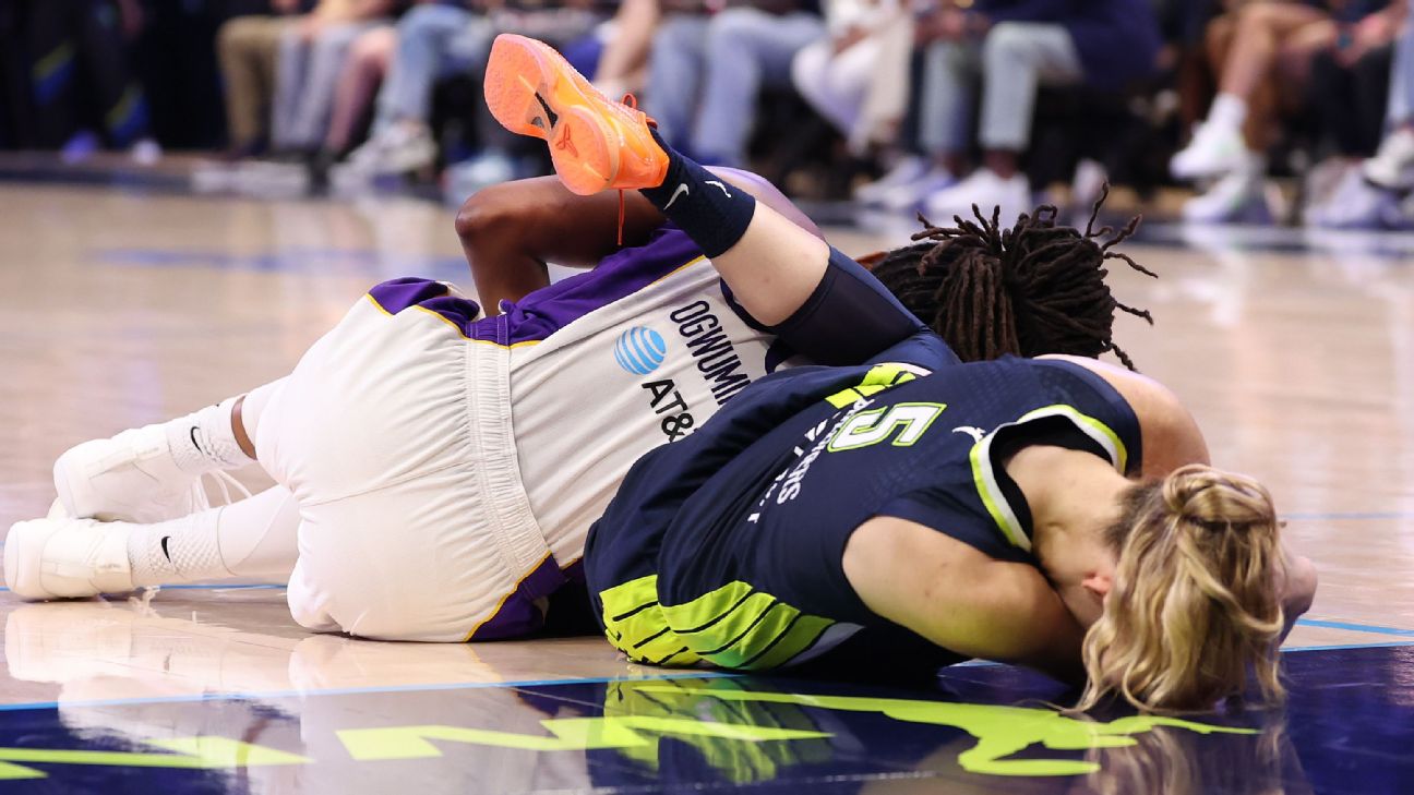 Bueckers nets 25 before exiting Wings' win after collision