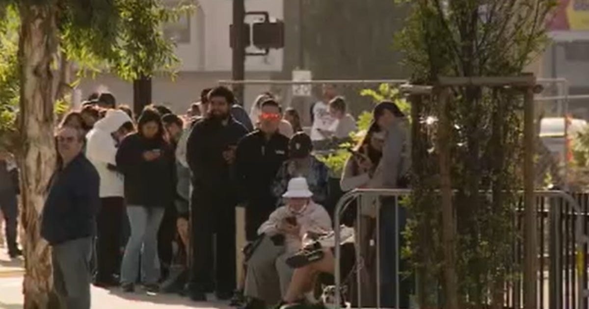 FIFA fans line up for mascot bracelets in San Jose