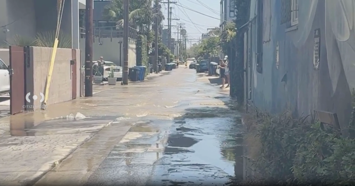 Pair of ruptured water pipes cause flooding in Venice neighborhoods