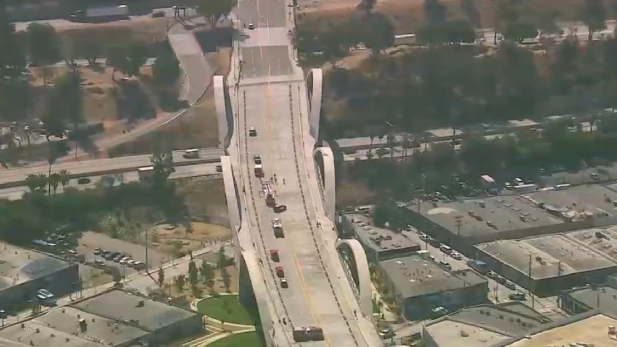 Person on Sixth Street Bridge arch halts traffic near downtown LA – NBC Los Angeles