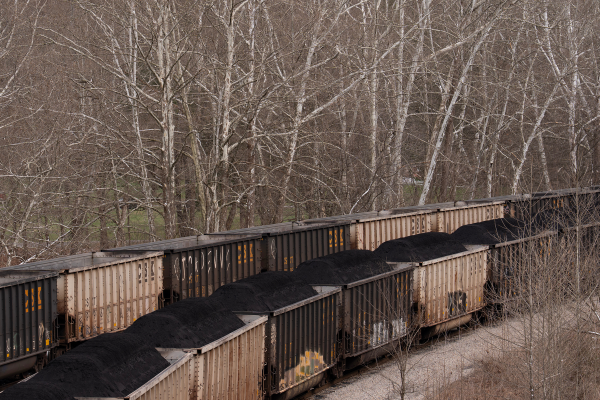 California Senate committee passes bill to hinder Trump-backed Oakland coal project