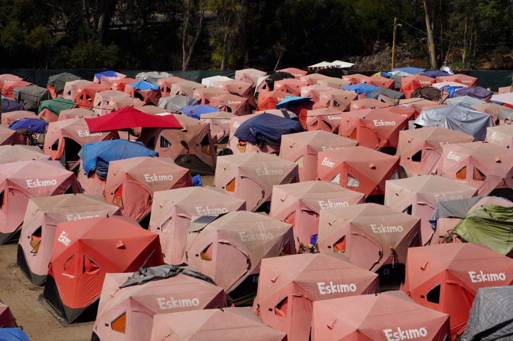 San Diego extends deal to feed homeless people staying in city-run tent site – San Diego Union-Tribune