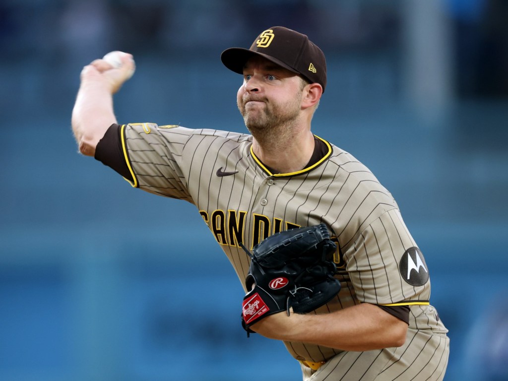 Padres lose lead late, drop below .500 with loss to Dodgers