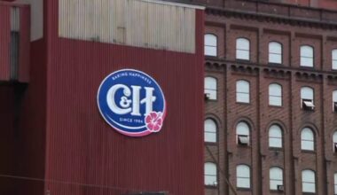 2 cars drive through picketers at Crockett sugar refinery, 1 injured