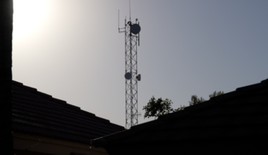 Bakersfield debates proposed 150-foot radio tower near elementary school