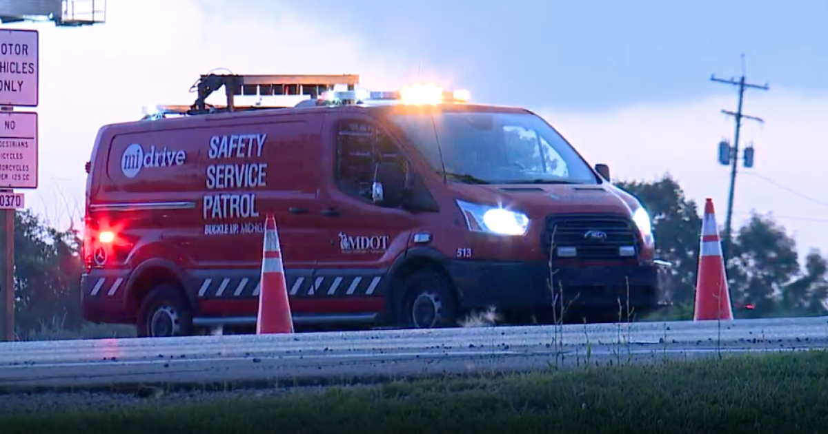 2 adults, 2 kids killed in crash on I-75 in Oakland County