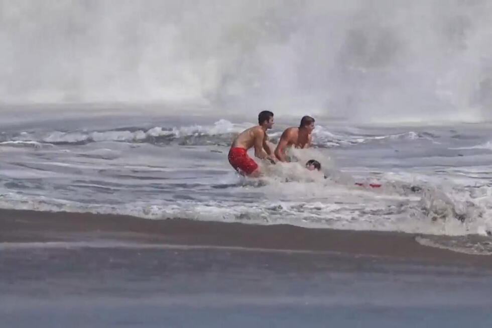 Lifeguard hailed as hero after a dramatic rescue off the California coast