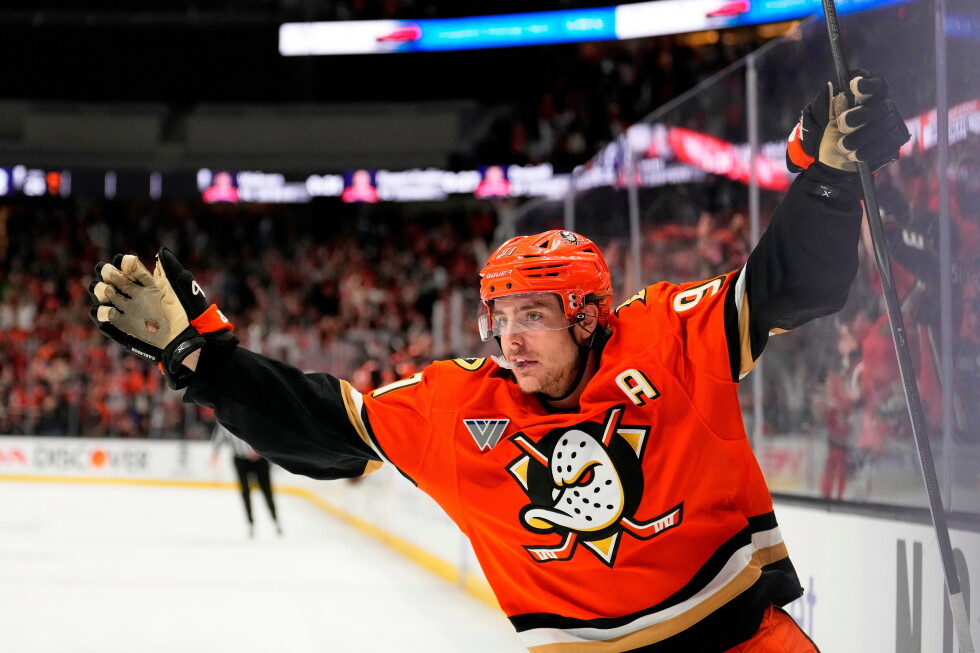 Flyers sign Ducks center Carlsson to 5-year, $90 million offer sheet; Anaheim has 7 days to match