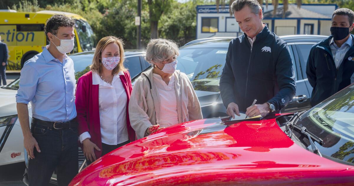 Facing a 'climate apocalypse,' Californians are meh on plan to phase out gas cars