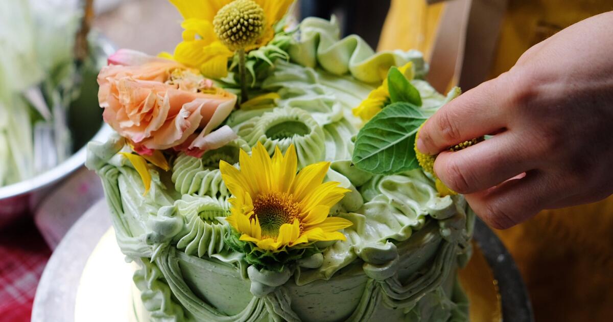 L.A.'s on the cutting edge of cake. Here are 9 decorating tips from an expert