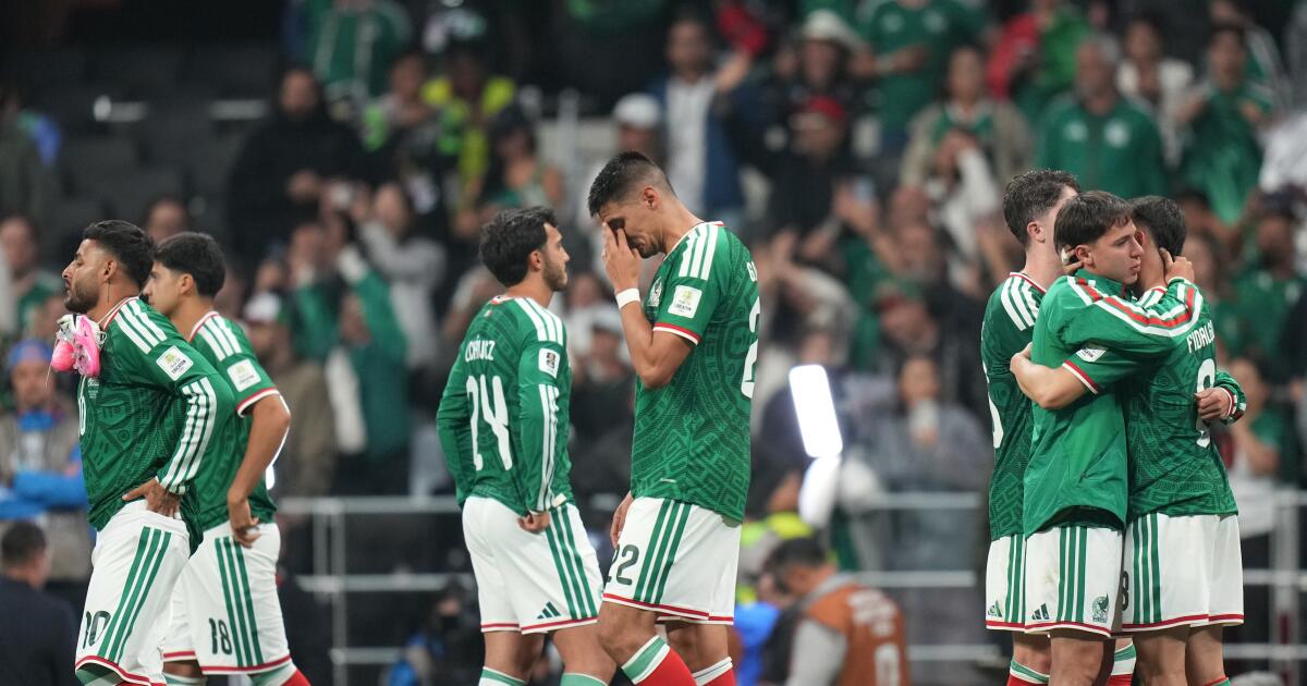 Mexico wins back fans, still faces familiar World Cup wall