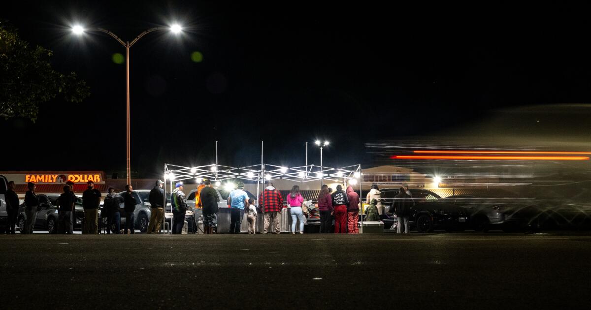 As L.A.'s sidewalk vendors cut corners, restaurants pay the price