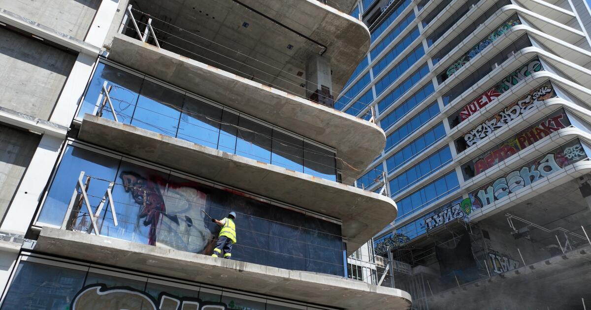 Graffiti towers clean-up begins - Los Angeles Times