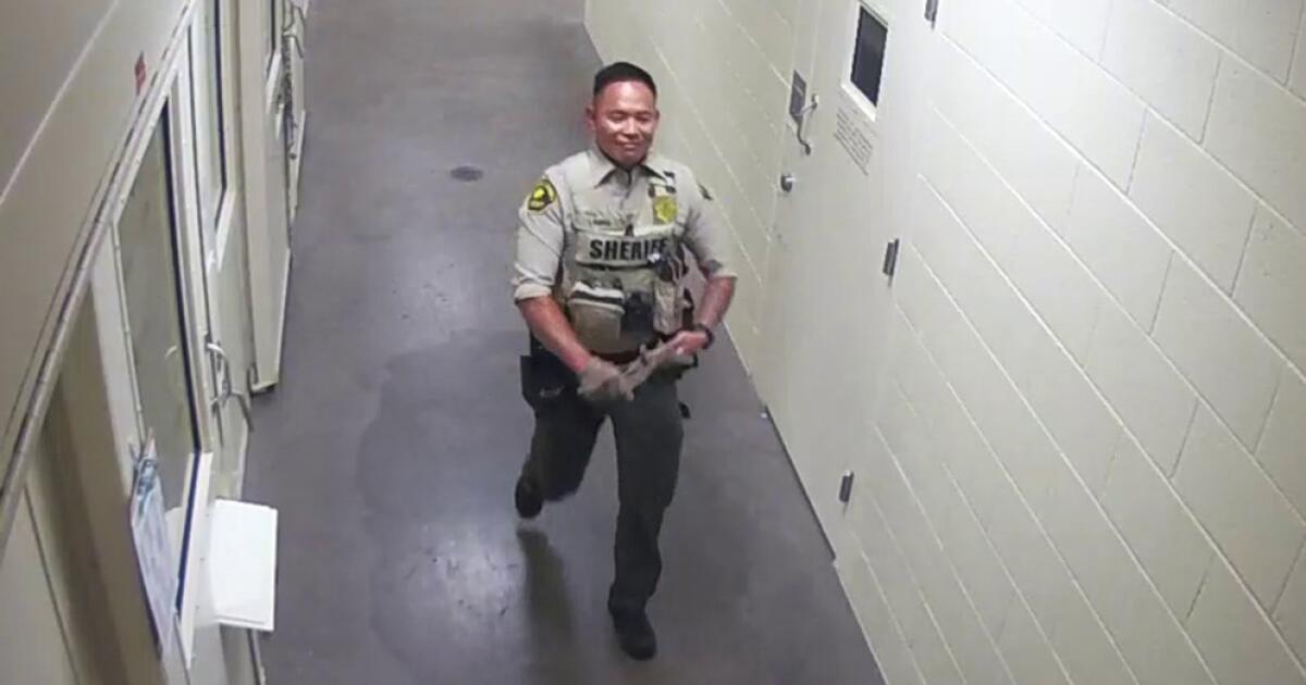 Ex-SoCal sheriff's deputy shoved detainee, whose spine fractured. He's going to prison