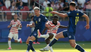 U.S. defeats Bosnia despite red card, advances at World Cup