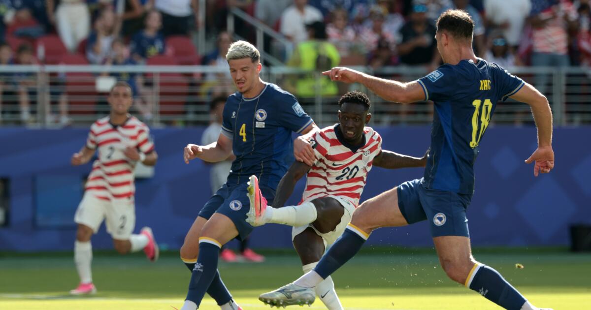 U.S. defeats Bosnia despite red card, advances at World Cup