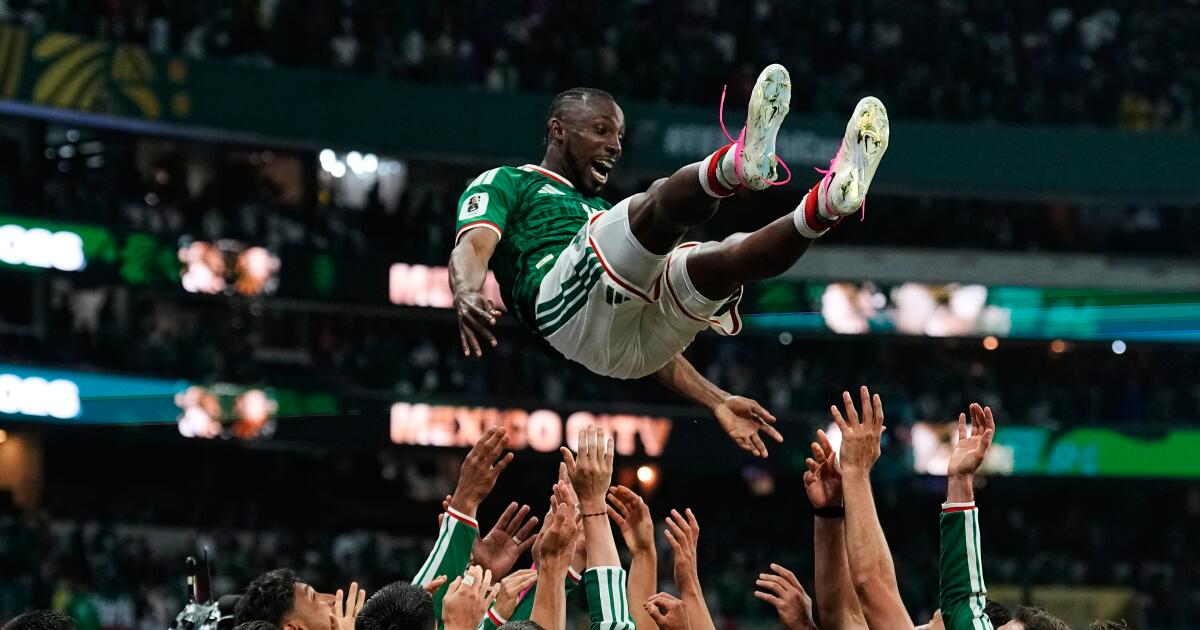 Mexico ends World Cup knockout round drought, defeats Ecuador