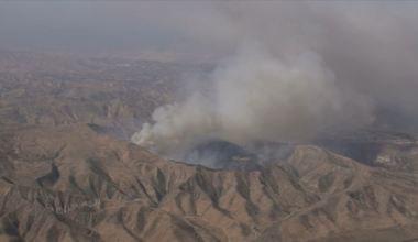 Crews battle brush fire in Del Valle – NBC Los Angeles