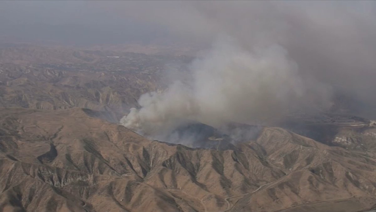 Crews battle brush fire in Del Valle – NBC Los Angeles