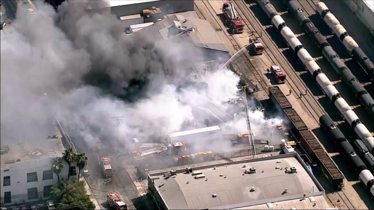 Fire burning near warehouses in Vernon – NBC Los Angeles